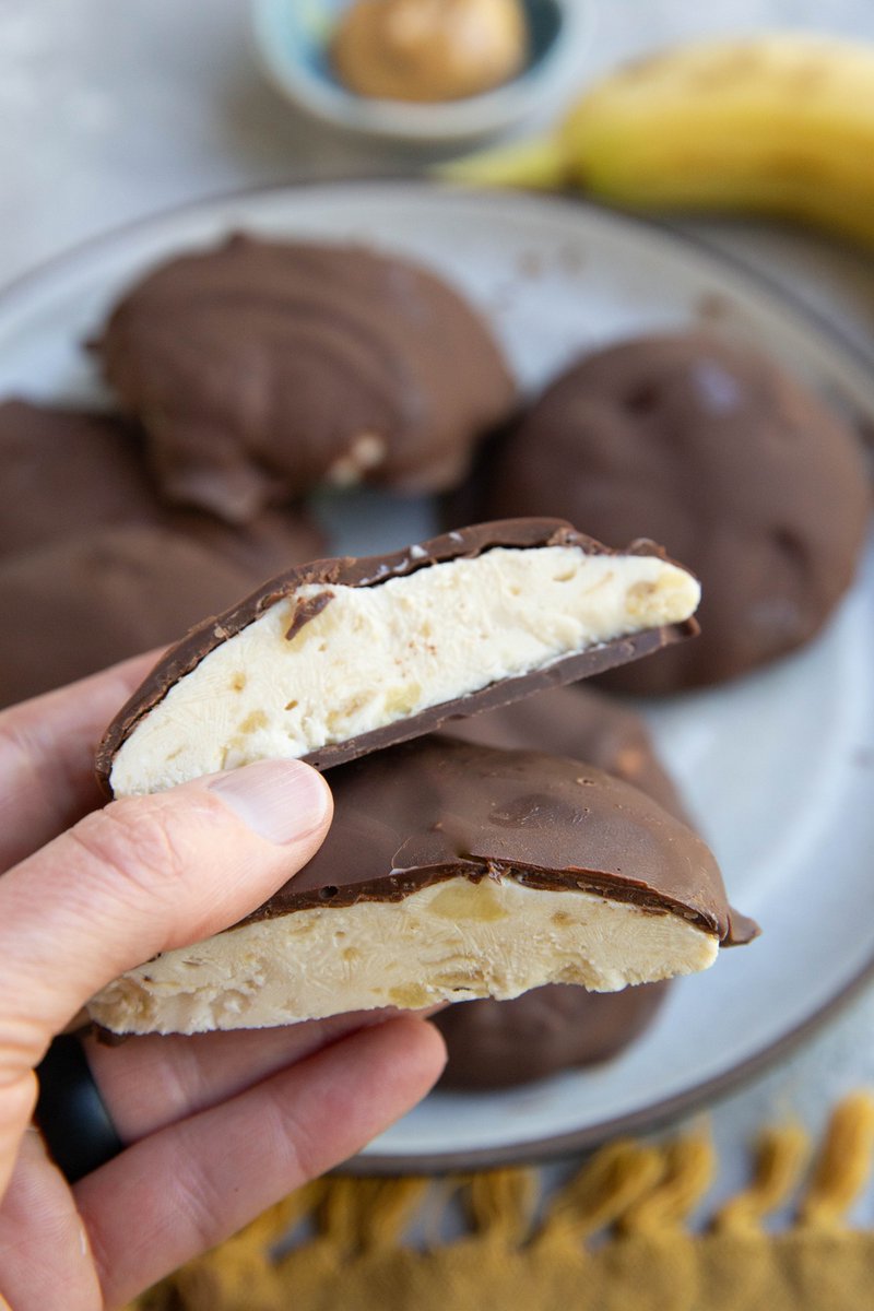 TheRoastedRoot's tweet photo. Make these Chocolate Covered Peanut Butter Banana Frozen Yogurt Bites on repeat this summer for a healthy frozen dessert! https://t.co/B5HxOrWMmM Made with only 5 simple ingredients, and so fun to prepare, this simple recipe doesn’t get any easier! https://t.co/odXhlvgncf