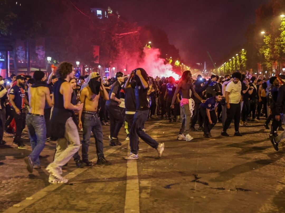 Henri12977's tweet photo. On rappelle que des hordes de racailles ont, une fois de plus, saccagé Paris pour une histoire de foot. Des voitures retournées et incendiées jonchaient la capitale.

Pour une manifestation exemplaire, qui ne conduit à aucun débordement si ce n’est ceux de la gauche, aucune tolérance.

L’État français est un monstre qui ne vit que pour lutter contre les intérêts des Français.
