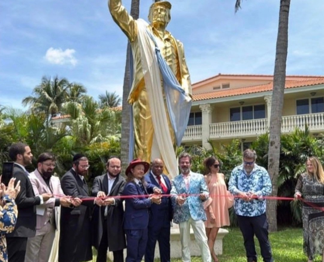 AzPetrich's tweet photo. MAGA evangelical leaders gather at Mar-a-lago to bless and dedicate a gold statue to Donald Trump. 

It's literally God's oldest rule not to do that! https://t.co/1U7BJ3hGxY