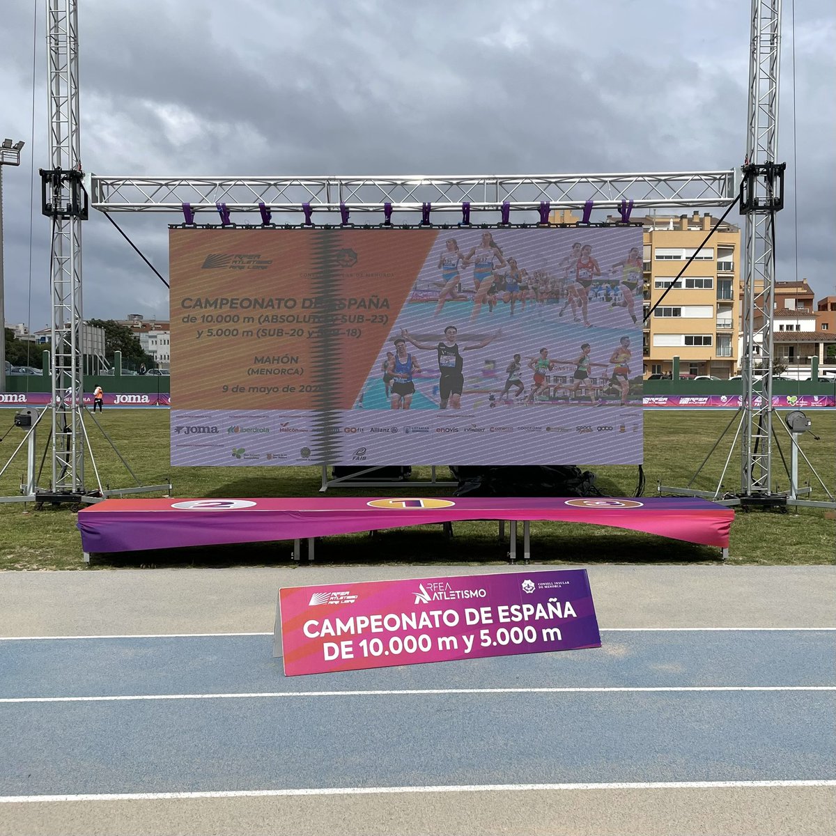 fatletismeib's tweet photo. Tot a punt a la pista municipal de Maó per l’inici del #CEfondo! 
Primera final, el 5.000 Sub18 🚹! Molta sort a tots els participants. 

@atletismoRFEA @esportsIB @esportscime @ConsellMenorca @AjuntamentMao https://t.co/OeNbzr2upV