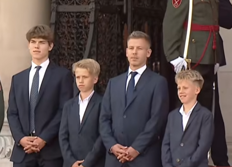 lumea25's tweet photo. Ennek a 3 fiúnak mi mindent kellett kibírniuk az elmúlt 2 évben.
És most Miniszterelnök az édesapjuk. 🥳 https://t.co/BAJ3MoqyGJ