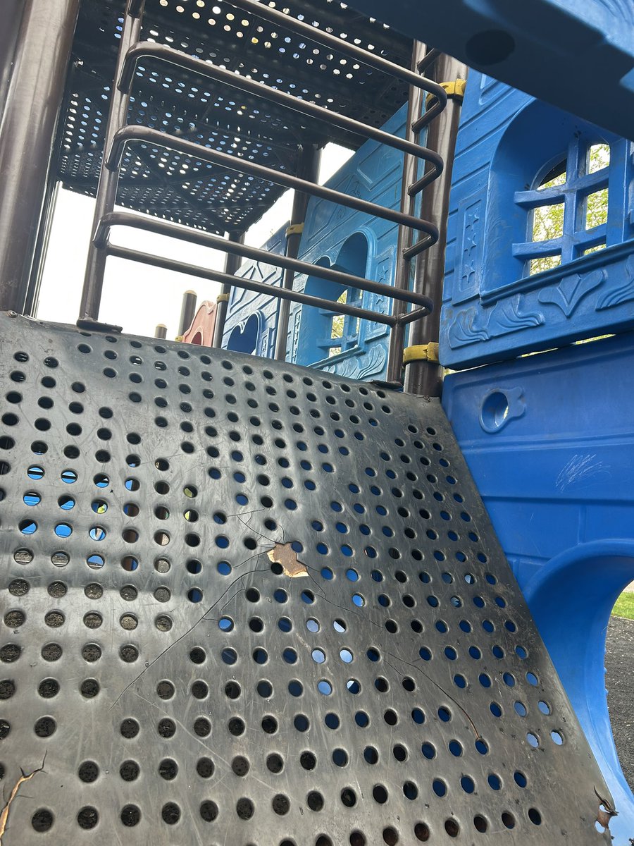 industengineer's tweet photo. Dedekorkut Parkına bakmayı düşünüyor musunuz? Otlar insan boyunda, oyun alanları ölüm tehlikesi. Sıfır bakım, rezalet.
@eskisehirbb @ayseunluce https://t.co/ugD0jrU3YF