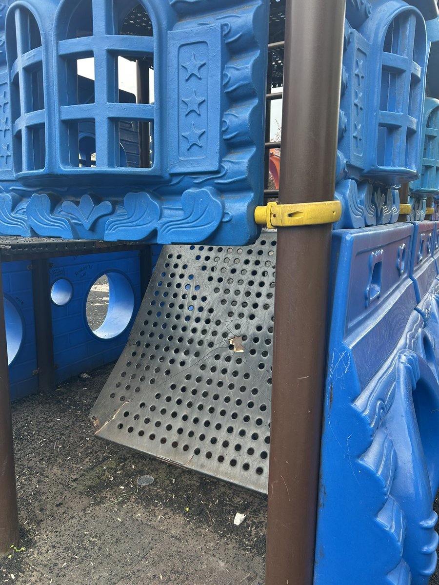 industengineer's tweet photo. Dedekorkut Parkına bakmayı düşünüyor musunuz? Otlar insan boyunda, oyun alanları ölüm tehlikesi. Sıfır bakım, rezalet.
@eskisehirbb @ayseunluce https://t.co/ugD0jrU3YF