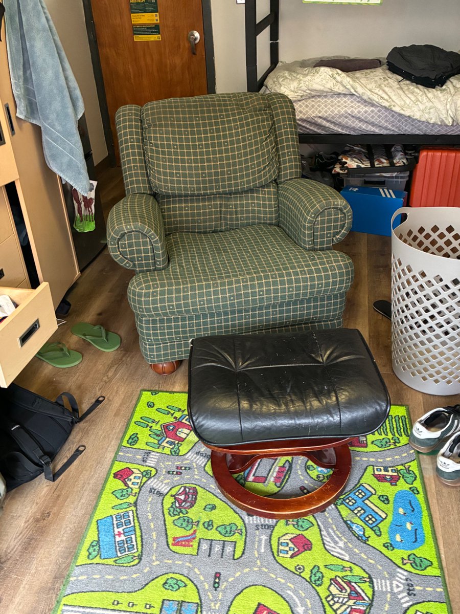 DaBigBoss84's tweet photo. Please pray that my la-z-boy and ottoman don’t get infested with bugs in the three weeks that I’m storing them in my girlfriends basement https://t.co/7P43epzJzO