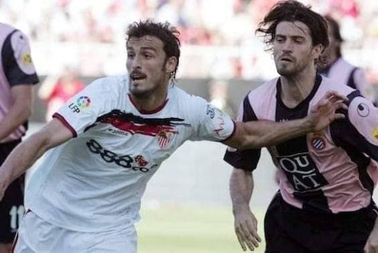 AmaroJonay's tweet photo. Precioso el Sánchez Pizjuán homenajeando a Dani Jarque en el minuto 21. 

Ovación unísona para tener un detalle precioso. Sensacional #SevillaEspanyol https://t.co/EglYePNJPU