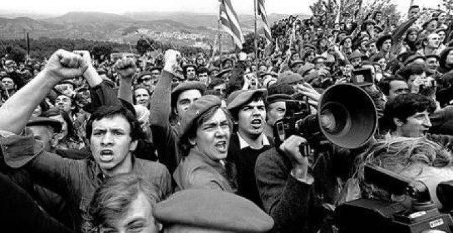outsidersesp's tweet photo. 1976: doble asesinato en Montejurra.

El 9 de mayo de 1976 el partido carlista convocó una romería, como era tradicional, en Montejurra, cerca de Estella, en Navarra, una especie de viacrucis tras el cual se oficiaba una misa en la cumbre. Los carlistas solicitaron permiso y el gobierno autorizó la celebración del acto.

Cuando a primera hora los carlistas llegaron al pie de la montaña, el lugar se había convertido en una encerrona. La prensa fascista, que entonces era toda la prensa, había publicado llamamientos a "reconquistar Montejurra". Aparecieron pintadas en las calles y José María de Areilza, ministro español de Asuntos Exteriores, le amenazó al embajador de Holanda en Madrid diciéndole que comunicara a su gobierno que no respondían de su seguridad personal si Carlos Hugo y su mujer, la princesa Irene, dirigentes del partido carlista, asistían al acto.

La intimidación y la coacción desde el gobierno forman parte de la fotografía de la transición. Por un lado, el gobierno autorizaba el acto y, por el otro, intimidaba y preparaba un operativo sangriento para contrarrestarlo. Hay un detalle que muestra el alcance del doble crimen y la manera minuciosa en que el Estado la preparó. El día del acto estaba previsto que la Vuelta Ciclista a España pasara por Estella, dentro de la XII etapa Pamplona-Logroño. Para evitar que hubiera miles de testigos ajenos a los hechos, ordenaron a los organizadores que cambiaran el itinerario, de manera que los ciclistas fueron desviados a Tafalla.

Desde el día anterior les estaban esperando con palos, piedras y pistolas. Algunos habían acampado en la cima. Nada más llegar mataron de un disparo a Aniano Jiménez Santos al inicio de la marcha y luego en el alto dispararon indiscriminadamente con una ametralladora, asesinando a Ricardo García Pellejero.

A pesar de su forma religiosa, la romería tenía un carácter político. Un mes antes el partido carlista se había incorporado a la Junta Democrática e invitaron a la romería a varias organizaciones antifascistas de aquella época: PCE, PSUC, PTE, ORT, MCE, PSP y PSOE.

El movimiento carlista lo tenía todo en contra. Como fieles católicos, los carlistas habían evolucionado con el Concilio Vaticano II y su foralismo se había reconvertido en la defensa de un Estado confederal. Su mera existencia era también un desafío a la apuesta dinástica de Franco para la transición, que era Juan Carlos. Finalmente, se había incorporado a la Junta Democrática, en la que participaba junto al PCE. De ahí que el partido carlista, junto con los republicanos y los comunistas, fuera uno de los 50 partidos que no pudieron concurrir a las elecciones de 1977. A fin de controlar la restauración monárquica en la figura de Juan Carlos, el SECED empezó a hostigar a los carlistas ya antes del nombramiento del sucesor de Franco. En diciembre de 1968 expulsaron a Javier de Borbón-Parma, el pretendiente Carlos Hugo, y a toda su familia. Al año siguiente el franquismo prohibió la romería de Montejurra y cerraron los locales carlistas. Unos meses después, Franco propuso a las Cortes el nombramiento de Juan Carlos de Borbón como su sucesor.

Luego el SECED hizo con los carlistas lo mismo que con el PSOE: provocó una escisión. Mientras una parte, encabezada por Carlos Hugo, se alineaba con la oposición, la otra, seguidores de su hermano Sixto de Borbón, adoptó posiciones cada vez más reaccionarias. Para destruir a la primera, el franquismo promocionó artificialmente a la segunda.

El doble crimen formaba parte de la Operación Gladio, orquestada por la OTAN en la posguerra para contener al movimiento obrero y revolucionario en Europa. En 1976 la situación del régimen era crítica. En marzo habían tenido lugar los sucesos de Vitoria, en los que el gobierno había asesinado a cinco trabajadores.

El gobierno se propuso destruir por la fuerza la alianza de los carlistas con el PCE y otras organizaciones en la Junta Democrática. El general José Antonio Sáenz de Santa María, entonces jefe del Estado Mayor de la Guardia Civil, reveló que ante la evolución del carlismo hacia la Junta Democrática, el Estado trató de escindir el movimiento creando una organización paralela alrededor de Sixto de Borbón, por medio del SECED. El operativo recibió el nombre en clave de "Operación Reconquista".

Para el operativo el SECED congregó a fascistas procedentes de varias organizaciones de aquella época, tanto españolas como internacionales: Comunión Tradicionalista, Guerrilleros de Cristo Rey, falangistas y Fuerza Nueva. Entre los figurantes incluyeron a guardias civiles vestidos con la boina roja y atuendos carlistas. Es destacable la participación de Unión Nacional Española, un partido de influencia carlista dirigido por el antiguo ministro franquista Fernández de la Mora que luego se integró en Alianza Popular, actual PP. El 5 de mayo el gobernador civil de Navarra, José Ruiz de Gordoa, cenó con Fernández de la Mora para perfilar los detalles de la operación. En Montejurra también estuvieron presentes otros dirigentes de Unión Nacional Española, como los hermanos Oriol Urquijo y Ramón Merino, así como Jose Arturo Márquez de Prado, que fue quien dio la orden de disparar.

Aparte de los franquistas autóctonos, para ejecutar la operación sobre el terreno el SECED llevó a más de 20 mercenarios, entre ellos el neofascista italiano Stefano Delle Chiaie y el mercenario francés de la OAS Jean Pierre Cherid. En el lugar de los hechos también estaba presente Rodolfo Eduardo Almirón, antiguo miembro de la Triple A argentina y, posteriormente, jefe de seguridad de Alianza Popular (Partido Popular) y guardaespaldas personal de Manuel Fraga durante varios años. También intervinieron otros fascistas, como Emilio Berra, El Chacal, José María Boccardo Alemán (argentino, miembro de la triple A), Juan Ramón Morales y Augusto Cauchi.

Gaetano Orlando confesó ante los jueces italianos que en Montejurra estaba presente un oficial militar italiano enviado para “coordinar la operación”. Orlando declaró también que la Guardia Civil descargó armas de una furgoneta para entregárselas al grupo fascista.

Según Sáenz de Santa María, el director de la Guardia Civil, el también general Ángel Campano, le manifestó que el plan había sido aprobado por el presidente del gobierno, Arias Navarro, y el ministro del Interior Manuel Fraga.

El doble asesinato se organizó en el despacho del general Ángel Campano, y en él participaron el general Salvador Bujanda, subdirector general de la guardia civil, el presidente del Consejo de Estado, Antonio María de Oriol y Urquijo, el presidente de la Diputación Provincial de Guipúzcoa, Juan María de Araluce, y José Ruiz de Gordoa, gobernador civil de Navarra.

Los gobernadores civiles nombrados por Fraga, el ministro del Interior, desempeñaron un importante papel en la encerrona, especialmente los de Navarra, Logroño, Zaragoza y Santander. El más activo fue el gobernador civil de Logroño. Reunió a los alcaldes y les habló de la necesidad de organizar autocares a Montejurra para la reconquista. A los participantes les pagaron los gastos de viajes, las dietas y bolsas con comida.

La financiación de la operación corrió a cargo, entre otros, de Oriol Urquijo, que era carlista y miembro de la Unión Nacional Española. También el franquista Valero Bermejo puso una parte del dinero. Los seguidores de Sixto de Borbón necesitaron fondos para alquilar autobuses, contratar a 100 jóvenes en Pamplona y para adquirir miles de ejemplares del diario fascista "El Alcázar" que se distribuyeron durante la romería. Abrieron al menos dos cuentas corrientes destinadas a correr con los gastos de la operación. En Vitoria había una cuenta de cinco millones de pesetas destinada para gastos de desplazamiento de Falange Española y de las JONS. En Logroño, la cuenta era de siete millones. Los gobernadores de Logroño y otras provincias, como Navarra y Álava, escribieron cartas a varios alcaldes alusivas a los gastos de autobuses, dietas y comidas. Dichas dietas oscilaban entre las 500 y las 2.000 pesetas. Los mercenarios fueron pagados por agentes del SECED y por dirigentes de los Guerrilleros de Cristo Rey que les habían contratado.

Unos días antes del doble asesinato, el gobernador civil de Navarra, José Ruiz de Gordoa, reservó 20 habitaciones en el hotel Iratxe de Estella, para que se alojaran Sixto de Borbón y su escolta. Dos días antes, el 5 de mayo, Sixto acudió a Estella y comió con el alcalde franquista de la localidad, Julio Ros.

Uno de los fallecidos, Aniano Jiménez, lo fue por los disparos de José Luis Marín García-Verde, un comandante retirado del Ejército y falangista onubense, conocido como el hombre de la gabardina. Junto a él se encontraba su primo Hermenegildo García Llorente. Ambos se desplazaron a Montejurra porque se lo pidió Márquez de Prado. En la cumbre fue también Márquez de Prado quien, empuñando una pistola, ordenó disparar.

Los disparos de ametralladora que provocaron la muerte de Ricardo García Pellejero e hirieron a varios carlistas en la cima del monte se hicieron con munición del Ejército. Los autores eran españoles, miembros de la Comunión Tradicionalista que habían acampado la noche anterior. El presidente de la Hermandad del Vía Crucis y el jefe regional del Partido Carlista denunciaron la acampada a la guardia civil, la cual no sólo no hizo nada sino que los detuvo hasta que terminaron los sucesos.

Los crímenes se ejecutaron en presencia y con la colaboración de la guardia civil y la policía, que no detuvo a los autores ni requisó las armas empleadas. Los guardias civiles vieron desde el principio la agresión al pie de Montejurra, afirmando luego que no habían actuado porque "cumplían órdenes". En la cumbre también había más de 100 antidisturbios con cascos, escudos y armas, que también se cruzaron de brazos.

Tras el doble crimen, el presidente del Consejo de Estado, Oriol Urquijo, se presentó en el hostal de Iratxe para telefonear al general Campano y decirle que la operación había sido un fracaso total y que era conveniente que Sixto de Borbón desapareciera.

Al principio nombraron un juez especial en Estella para instruir los asesinatos. Pero cuando el juez dictó una orden de búsqueda y captura de Sixto de Borbón, para evitar su captura y posterior declaración ante el juez, Fraga ordenó su expulsión y la policía le acompañó al aeropuerto de Barajas sin interrogarle. Luego la "investigación" cayó en las garras de Gómez Chaparro, juez fascista del Tribunal de Orden Público, que la cerró el 4 de enero de 1977 con el procesamiento de tres personas: Marín García-Verde, Márquez de Prado y Francisco Carrera. Los abogados de la acusación no lograron que testificara Fraga, ministro de la Gobernación, que el día de los asesinatos se encontraba en viaje oficial a Venezuela. Los once volúmenes del sumario 1847/76 se han extraviado en los archivos judiciales...

El gobierno de Arias Navarro encubrió el doble asesinato con la típica cortina de humo periodística: como dijo Fraga, el asunto era una pelea fratricida entre carlistas; el gobierno no tenía nada que ver con ello. Un año después acabaron de tapar el asunto con la aplicación de la amnistía.

Pero tres de los participantes se convirtieron en objetivos de las acciones armadas. El primero fue Araluce, el presidente de la Diputación de Guipúzcoa y miembro de Unión Nacional Española, que fue tiroteado por ETA el 4 de octubre en Donostia. Luego le tocó el turno a Oriol Urquijo, que fue secuestrado por los GRAPO en diciembre en Madrid. El otro fue José María Arrizabalaga Arkotxa, Jefe de las Juventudes Tradicionalistas de Vizcaya, a quien ETA mató a tiros en diciembre de 1978 en Ondárroa (Vizcaya).

(Para más información: Libro Negro de Montejurra 76. Fraga y los crímenes de Montejurra)