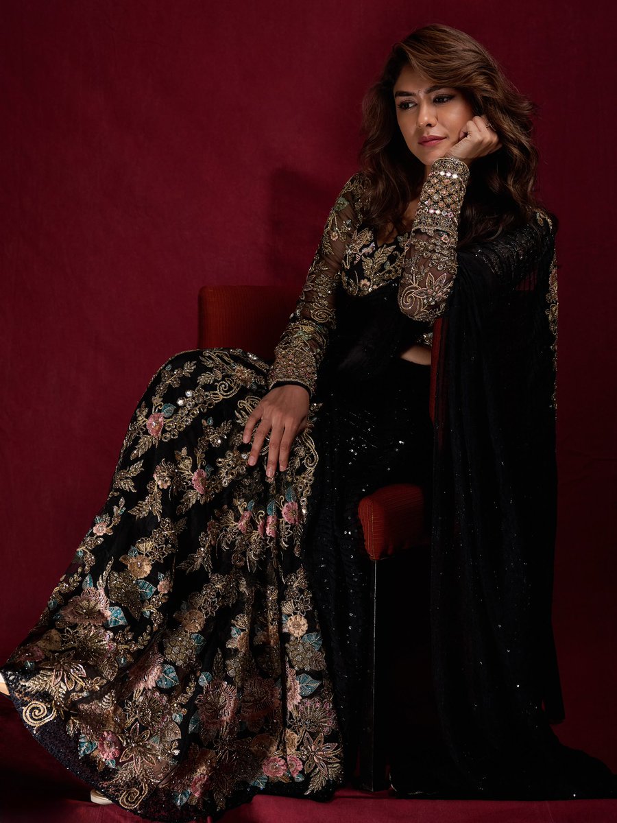 ursniresh's tweet photo. Mrunal Thakur brings forth her regal side draped in a breathtaking saree, looking absolutely pretty.

#Mrunal #MrunalThakur @mrunal0801 https://t.co/HK7XHdCLe0