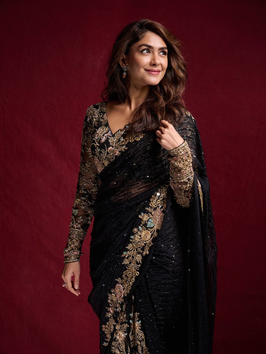 ursniresh's tweet photo. Mrunal Thakur brings forth her regal side draped in a breathtaking saree, looking absolutely pretty.

#Mrunal #MrunalThakur @mrunal0801 https://t.co/HK7XHdCLe0