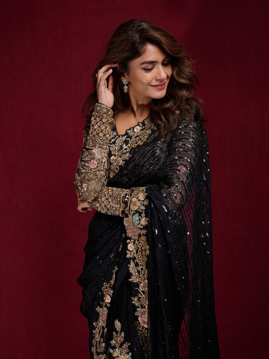 ursniresh's tweet photo. Mrunal Thakur brings forth her regal side draped in a breathtaking saree, looking absolutely pretty.

#Mrunal #MrunalThakur @mrunal0801 https://t.co/HK7XHdCLe0