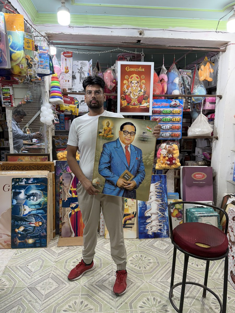 AnjulBamhrolia's tweet photo. मैं सही था

2016 में मैंने फेसबुक पर बाबासाहेब की फोटो डाल दी थी।

अरे साहब, बवाल मच गया था।
कमेंट आते थे 
दलित reservation वाला

रिश्तेदार तक कहते थे हटा लो, सबको पता चल जाएगा।

और आज ऐसी कोई आर्ट गैलरी नहीं जहाँ बाबासाहेब की तस्वीर न मिलती हो।
ऐसी कोई राजनीतिक पार्टी नहीं जो बाबासाहेब के बिना चलती हो।