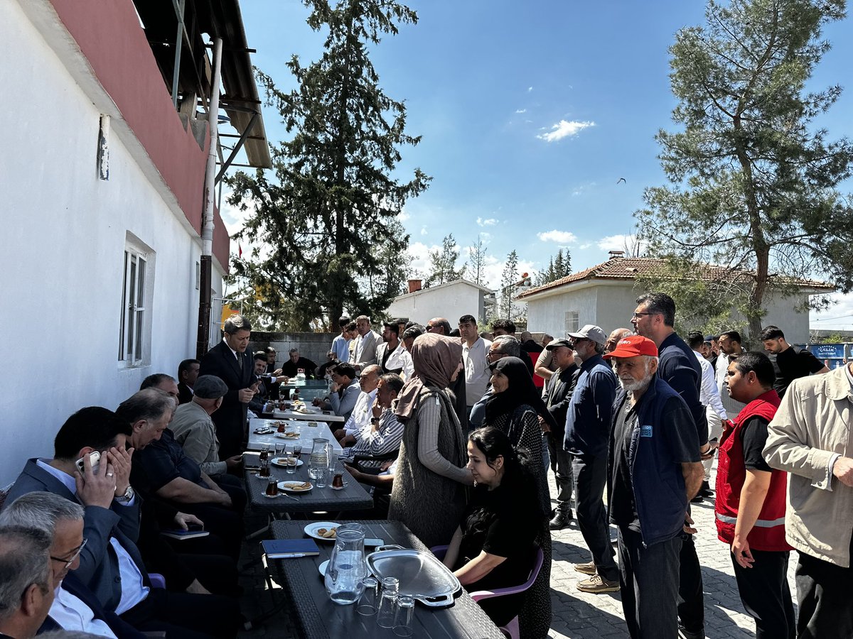AKPartiG_Antep's tweet photo. 📍Nizip

İl Başkanımız Sayın Fatih Muhaddis Fedaioğlu, Milletvekillerimiz Sayın Doç.Dr.Derya Bakbak Ve Sayın Ali Şahin, İl İlçe Teşkilat Mensuplarımız ve ilgili tüm kurum müdürlerimiz ile birlikte, Nizip - Suboyu ve akabinde Yukarı Bayındır köylerimizde değerli hemşehrilerimiz ile bir araya gelerek yapılan çalışmalar hakkında değerlendirme yaptık. 

Hiçbir hemşehrimizi yalnız bırakmayız, hiçbir emeği sahipsiz bırakmayız.

Bu zor günleri dayanışmayla aşacak; yaraları birlikte saracağız.

Devletimizin tüm imkânlarıyla hemşehrilerimizin yanındayız; selden etkilenen tüm köylerimize geçmiş olsun dileklerimizi iletiyoruz.

Rabbim ülkemizi ve milletimizi her türlü afetten muhafaza eylesin.

@abuyukgumus 
@fmfedaioglu 
@deryabakbak27 
@AliSahin501 
@akparti_nizip 
@Akparti