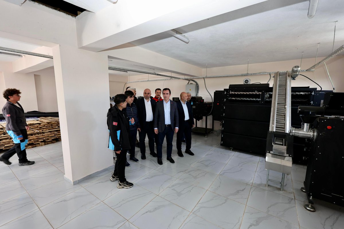 BitlisValiligi's tweet photo. Valimiz Sayın @ahmetkarakaya37 , Valiliğimiz himayelerinde İl Özel İdaremiz tarafından, hemşehrilerimizin güvenlik ve huzurunu sağlamak amacıyla hizmet veren Hayvan Bakımevi ve Doğal Yaşam Alanı’nı ziyaret etti.

📌 5199 sayılı Hayvanları Koruma Kanunu kapsamında İçişleri Bakanlığı koordinesinde yürütülen çalışmalar doğrultusunda faaliyet gösteren merkezde; köylerimizin huzuru ve esenliği için sahipsiz sokak köpekleri doğal yaşam alanında barındırıyor.
Tesiste bulunan;
📌 Ameliyathane,
📌 Yoğun Bakım Üniteleri,
📌 Muayene Odaları,
📌 Laboratuvar,
📌 Karantina Alanları,
📌 Doğal Yaşam Alanı ve
📌 Sıfır Atık vizyonu kapsamında günlük gıda atıklarının mamaya dönüştürüldüğü üretim alanlarını inceleyen Vali Karakaya, yürütülen çalışmalarla en büyük amacımızın vatandaşlarımız için daha huzurlu ve güvenli bir sokak yaşamının sağlanmasının hedeflendiğini ifade etti.

Ziyaret ve incelemelere; Vali Yardımcısı ve Güroymak Kaymakam V. Onur Aykaç, İl Jandarma Komutanı Tuğgeneral Barış Soyal,İl Emniyet Müdürü Koray Şensoy, İl Özel İdaresi Genel Sekreteri Adem Aydoğdu, İl Genel Meclis Başkanı Medet İlbars, Ak Parti İl Başkanı Engin Günceoğlu ve ilgili kurum amirleri katıldı.

@TC_icisleri 
@TCTarim