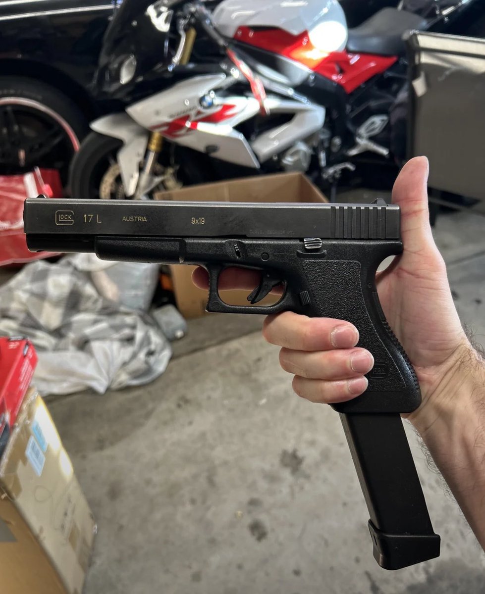 WeaponsVault's tweet photo. Crazy pawn shop find. 

Romanian Anti-Terr*rist Brigade 17L Gen 2 https://t.co/dJZkCBWcwP