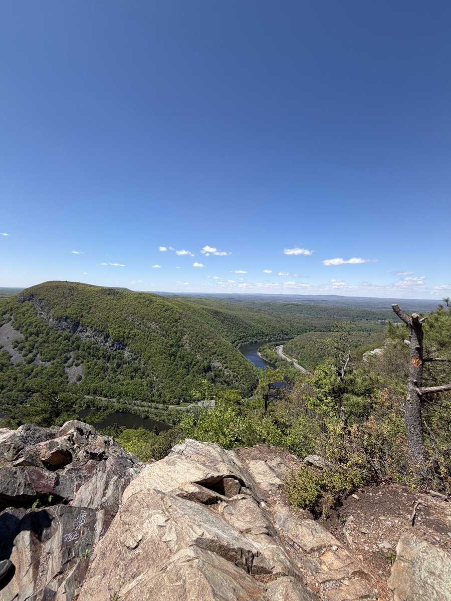 silvrgoat06's tweet photo. Views from atop MT Tammany at the Delaware Water Gap from Thursday. #KittatinnyMountains #NewJersey #DelawareWaterGap #HikingAdventures https://t.co/ozN3OKFLOD