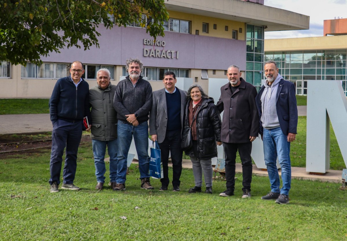 MDAFmoreno's tweet photo. Junto al Senador PBA @fernand_coronel recorrimos la @unimoreno, los laboratorios y las obras del nuevo edificio, paralizadas por los recortes de Milei.

Gracias Esteban Sánchez (Sec. Extensión), Martín Etcheverry (Dec. de CsSoc.) y Alejandro Otero (Dec. de Econ.) por recibirnos. https://t.co/agJWto6NVO