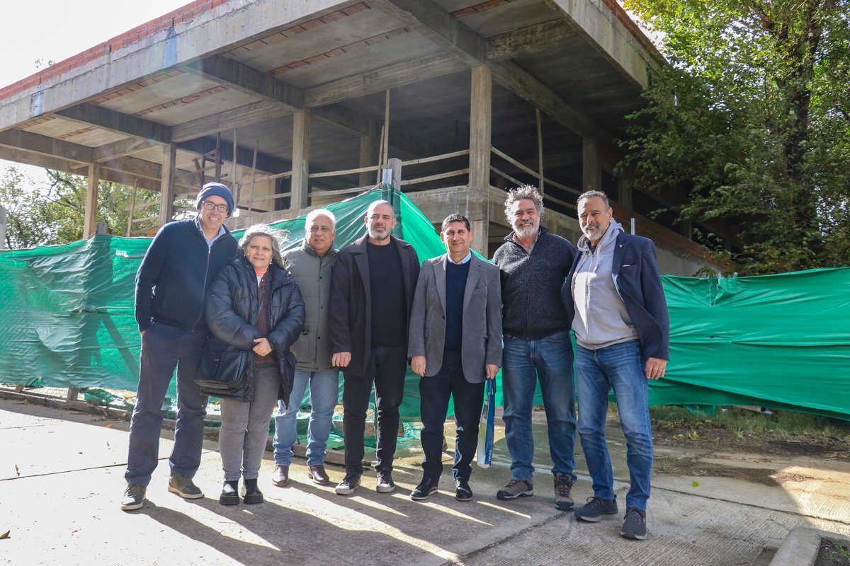 MDAFmoreno's tweet photo. Junto al Senador PBA @fernand_coronel recorrimos la @unimoreno, los laboratorios y las obras del nuevo edificio, paralizadas por los recortes de Milei.

Gracias Esteban Sánchez (Sec. Extensión), Martín Etcheverry (Dec. de CsSoc.) y Alejandro Otero (Dec. de Econ.) por recibirnos. https://t.co/agJWto6NVO