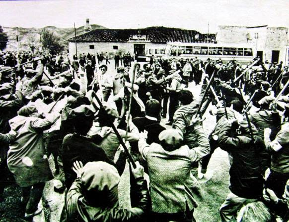 outsidersesp's tweet photo. 1976: doble asesinato en Montejurra.

El 9 de mayo de 1976 el partido carlista convocó una romería, como era tradicional, en Montejurra, cerca de Estella, en Navarra, una especie de viacrucis tras el cual se oficiaba una misa en la cumbre. Los carlistas solicitaron permiso y el gobierno autorizó la celebración del acto.

Cuando a primera hora los carlistas llegaron al pie de la montaña, el lugar se había convertido en una encerrona. La prensa fascista, que entonces era toda la prensa, había publicado llamamientos a "reconquistar Montejurra". Aparecieron pintadas en las calles y José María de Areilza, ministro español de Asuntos Exteriores, le amenazó al embajador de Holanda en Madrid diciéndole que comunicara a su gobierno que no respondían de su seguridad personal si Carlos Hugo y su mujer, la princesa Irene, dirigentes del partido carlista, asistían al acto.

La intimidación y la coacción desde el gobierno forman parte de la fotografía de la transición. Por un lado, el gobierno autorizaba el acto y, por el otro, intimidaba y preparaba un operativo sangriento para contrarrestarlo. Hay un detalle que muestra el alcance del doble crimen y la manera minuciosa en que el Estado la preparó. El día del acto estaba previsto que la Vuelta Ciclista a España pasara por Estella, dentro de la XII etapa Pamplona-Logroño. Para evitar que hubiera miles de testigos ajenos a los hechos, ordenaron a los organizadores que cambiaran el itinerario, de manera que los ciclistas fueron desviados a Tafalla.

Desde el día anterior les estaban esperando con palos, piedras y pistolas. Algunos habían acampado en la cima. Nada más llegar mataron de un disparo a Aniano Jiménez Santos al inicio de la marcha y luego en el alto dispararon indiscriminadamente con una ametralladora, asesinando a Ricardo García Pellejero.

A pesar de su forma religiosa, la romería tenía un carácter político. Un mes antes el partido carlista se había incorporado a la Junta Democrática e invitaron a la romería a varias organizaciones antifascistas de aquella época: PCE, PSUC, PTE, ORT, MCE, PSP y PSOE.

El movimiento carlista lo tenía todo en contra. Como fieles católicos, los carlistas habían evolucionado con el Concilio Vaticano II y su foralismo se había reconvertido en la defensa de un Estado confederal. Su mera existencia era también un desafío a la apuesta dinástica de Franco para la transición, que era Juan Carlos. Finalmente, se había incorporado a la Junta Democrática, en la que participaba junto al PCE. De ahí que el partido carlista, junto con los republicanos y los comunistas, fuera uno de los 50 partidos que no pudieron concurrir a las elecciones de 1977. A fin de controlar la restauración monárquica en la figura de Juan Carlos, el SECED empezó a hostigar a los carlistas ya antes del nombramiento del sucesor de Franco. En diciembre de 1968 expulsaron a Javier de Borbón-Parma, el pretendiente Carlos Hugo, y a toda su familia. Al año siguiente el franquismo prohibió la romería de Montejurra y cerraron los locales carlistas. Unos meses después, Franco propuso a las Cortes el nombramiento de Juan Carlos de Borbón como su sucesor.

Luego el SECED hizo con los carlistas lo mismo que con el PSOE: provocó una escisión. Mientras una parte, encabezada por Carlos Hugo, se alineaba con la oposición, la otra, seguidores de su hermano Sixto de Borbón, adoptó posiciones cada vez más reaccionarias. Para destruir a la primera, el franquismo promocionó artificialmente a la segunda.

El doble crimen formaba parte de la Operación Gladio, orquestada por la OTAN en la posguerra para contener al movimiento obrero y revolucionario en Europa. En 1976 la situación del régimen era crítica. En marzo habían tenido lugar los sucesos de Vitoria, en los que el gobierno había asesinado a cinco trabajadores.

El gobierno se propuso destruir por la fuerza la alianza de los carlistas con el PCE y otras organizaciones en la Junta Democrática. El general José Antonio Sáenz de Santa María, entonces jefe del Estado Mayor de la Guardia Civil, reveló que ante la evolución del carlismo hacia la Junta Democrática, el Estado trató de escindir el movimiento creando una organización paralela alrededor de Sixto de Borbón, por medio del SECED. El operativo recibió el nombre en clave de "Operación Reconquista".

Para el operativo el SECED congregó a fascistas procedentes de varias organizaciones de aquella época, tanto españolas como internacionales: Comunión Tradicionalista, Guerrilleros de Cristo Rey, falangistas y Fuerza Nueva. Entre los figurantes incluyeron a guardias civiles vestidos con la boina roja y atuendos carlistas. Es destacable la participación de Unión Nacional Española, un partido de influencia carlista dirigido por el antiguo ministro franquista Fernández de la Mora que luego se integró en Alianza Popular, actual PP. El 5 de mayo el gobernador civil de Navarra, José Ruiz de Gordoa, cenó con Fernández de la Mora para perfilar los detalles de la operación. En Montejurra también estuvieron presentes otros dirigentes de Unión Nacional Española, como los hermanos Oriol Urquijo y Ramón Merino, así como Jose Arturo Márquez de Prado, que fue quien dio la orden de disparar.

Aparte de los franquistas autóctonos, para ejecutar la operación sobre el terreno el SECED llevó a más de 20 mercenarios, entre ellos el neofascista italiano Stefano Delle Chiaie y el mercenario francés de la OAS Jean Pierre Cherid. En el lugar de los hechos también estaba presente Rodolfo Eduardo Almirón, antiguo miembro de la Triple A argentina y, posteriormente, jefe de seguridad de Alianza Popular (Partido Popular) y guardaespaldas personal de Manuel Fraga durante varios años. También intervinieron otros fascistas, como Emilio Berra, El Chacal, José María Boccardo Alemán (argentino, miembro de la triple A), Juan Ramón Morales y Augusto Cauchi.

Gaetano Orlando confesó ante los jueces italianos que en Montejurra estaba presente un oficial militar italiano enviado para “coordinar la operación”. Orlando declaró también que la Guardia Civil descargó armas de una furgoneta para entregárselas al grupo fascista.

Según Sáenz de Santa María, el director de la Guardia Civil, el también general Ángel Campano, le manifestó que el plan había sido aprobado por el presidente del gobierno, Arias Navarro, y el ministro del Interior Manuel Fraga.

El doble asesinato se organizó en el despacho del general Ángel Campano, y en él participaron el general Salvador Bujanda, subdirector general de la guardia civil, el presidente del Consejo de Estado, Antonio María de Oriol y Urquijo, el presidente de la Diputación Provincial de Guipúzcoa, Juan María de Araluce, y José Ruiz de Gordoa, gobernador civil de Navarra.

Los gobernadores civiles nombrados por Fraga, el ministro del Interior, desempeñaron un importante papel en la encerrona, especialmente los de Navarra, Logroño, Zaragoza y Santander. El más activo fue el gobernador civil de Logroño. Reunió a los alcaldes y les habló de la necesidad de organizar autocares a Montejurra para la reconquista. A los participantes les pagaron los gastos de viajes, las dietas y bolsas con comida.

La financiación de la operación corrió a cargo, entre otros, de Oriol Urquijo, que era carlista y miembro de la Unión Nacional Española. También el franquista Valero Bermejo puso una parte del dinero. Los seguidores de Sixto de Borbón necesitaron fondos para alquilar autobuses, contratar a 100 jóvenes en Pamplona y para adquirir miles de ejemplares del diario fascista "El Alcázar" que se distribuyeron durante la romería. Abrieron al menos dos cuentas corrientes destinadas a correr con los gastos de la operación. En Vitoria había una cuenta de cinco millones de pesetas destinada para gastos de desplazamiento de Falange Española y de las JONS. En Logroño, la cuenta era de siete millones. Los gobernadores de Logroño y otras provincias, como Navarra y Álava, escribieron cartas a varios alcaldes alusivas a los gastos de autobuses, dietas y comidas. Dichas dietas oscilaban entre las 500 y las 2.000 pesetas. Los mercenarios fueron pagados por agentes del SECED y por dirigentes de los Guerrilleros de Cristo Rey que les habían contratado.

Unos días antes del doble asesinato, el gobernador civil de Navarra, José Ruiz de Gordoa, reservó 20 habitaciones en el hotel Iratxe de Estella, para que se alojaran Sixto de Borbón y su escolta. Dos días antes, el 5 de mayo, Sixto acudió a Estella y comió con el alcalde franquista de la localidad, Julio Ros.

Uno de los fallecidos, Aniano Jiménez, lo fue por los disparos de José Luis Marín García-Verde, un comandante retirado del Ejército y falangista onubense, conocido como el hombre de la gabardina. Junto a él se encontraba su primo Hermenegildo García Llorente. Ambos se desplazaron a Montejurra porque se lo pidió Márquez de Prado. En la cumbre fue también Márquez de Prado quien, empuñando una pistola, ordenó disparar.

Los disparos de ametralladora que provocaron la muerte de Ricardo García Pellejero e hirieron a varios carlistas en la cima del monte se hicieron con munición del Ejército. Los autores eran españoles, miembros de la Comunión Tradicionalista que habían acampado la noche anterior. El presidente de la Hermandad del Vía Crucis y el jefe regional del Partido Carlista denunciaron la acampada a la guardia civil, la cual no sólo no hizo nada sino que los detuvo hasta que terminaron los sucesos.

Los crímenes se ejecutaron en presencia y con la colaboración de la guardia civil y la policía, que no detuvo a los autores ni requisó las armas empleadas. Los guardias civiles vieron desde el principio la agresión al pie de Montejurra, afirmando luego que no habían actuado porque "cumplían órdenes". En la cumbre también había más de 100 antidisturbios con cascos, escudos y armas, que también se cruzaron de brazos.

Tras el doble crimen, el presidente del Consejo de Estado, Oriol Urquijo, se presentó en el hostal de Iratxe para telefonear al general Campano y decirle que la operación había sido un fracaso total y que era conveniente que Sixto de Borbón desapareciera.

Al principio nombraron un juez especial en Estella para instruir los asesinatos. Pero cuando el juez dictó una orden de búsqueda y captura de Sixto de Borbón, para evitar su captura y posterior declaración ante el juez, Fraga ordenó su expulsión y la policía le acompañó al aeropuerto de Barajas sin interrogarle. Luego la "investigación" cayó en las garras de Gómez Chaparro, juez fascista del Tribunal de Orden Público, que la cerró el 4 de enero de 1977 con el procesamiento de tres personas: Marín García-Verde, Márquez de Prado y Francisco Carrera. Los abogados de la acusación no lograron que testificara Fraga, ministro de la Gobernación, que el día de los asesinatos se encontraba en viaje oficial a Venezuela. Los once volúmenes del sumario 1847/76 se han extraviado en los archivos judiciales...

El gobierno de Arias Navarro encubrió el doble asesinato con la típica cortina de humo periodística: como dijo Fraga, el asunto era una pelea fratricida entre carlistas; el gobierno no tenía nada que ver con ello. Un año después acabaron de tapar el asunto con la aplicación de la amnistía.

Pero tres de los participantes se convirtieron en objetivos de las acciones armadas. El primero fue Araluce, el presidente de la Diputación de Guipúzcoa y miembro de Unión Nacional Española, que fue tiroteado por ETA el 4 de octubre en Donostia. Luego le tocó el turno a Oriol Urquijo, que fue secuestrado por los GRAPO en diciembre en Madrid. El otro fue José María Arrizabalaga Arkotxa, Jefe de las Juventudes Tradicionalistas de Vizcaya, a quien ETA mató a tiros en diciembre de 1978 en Ondárroa (Vizcaya).

(Para más información: Libro Negro de Montejurra 76. Fraga y los crímenes de Montejurra)