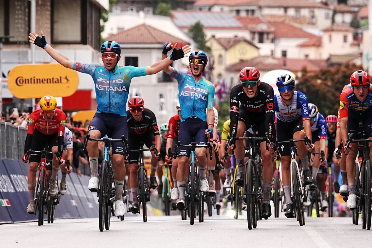🇺🇾 First Uruguayan in the history of the #GirodItalia 
🇺🇾 First Uruguayan to win on the #GirodItalia 

👏 Bravo Thomas Silva! 

📸 LaPresse