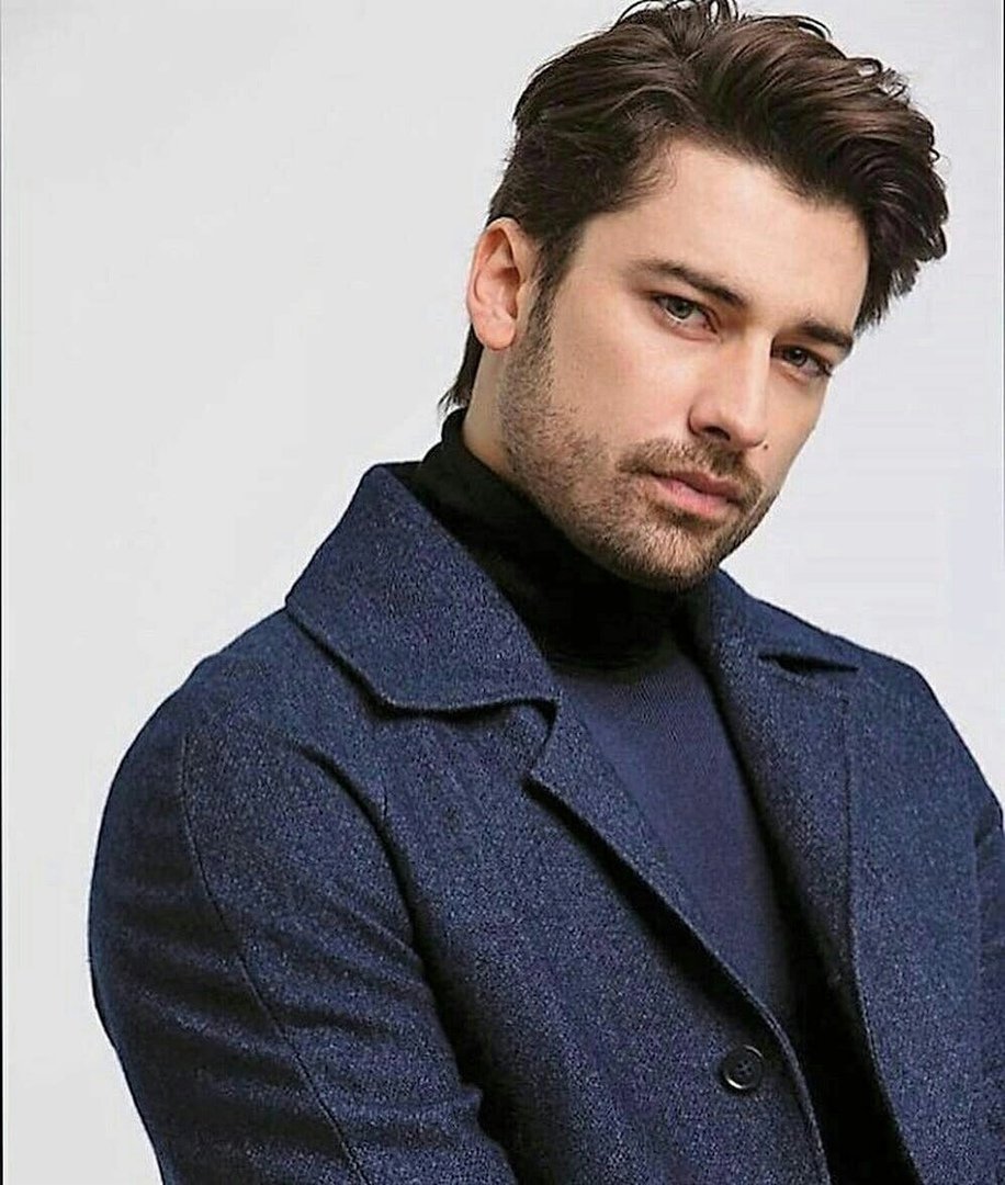 Favori oyuncumuzla gurur duyuyoruz. Kültürlü, hayatın her anında ve alanında ağırlığı olan, duruşunu bozmayan biri. Şüphesiz harika bir oyuncu ve daha da harika bir insan 🤍 Sevgili #AlpNavruz'umuz için seçtiğiniz bu güzel sözler için teşekkürler.