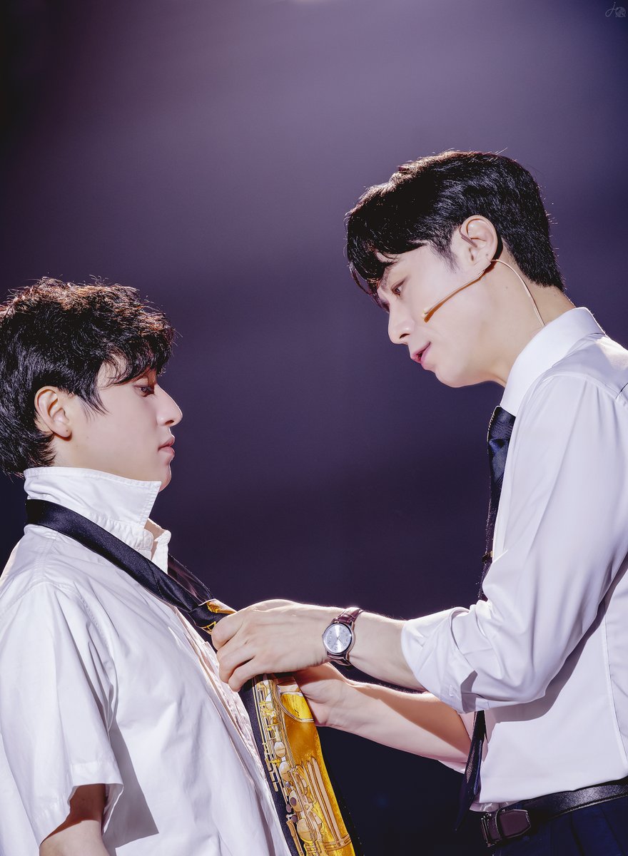 J__record's tweet photo. 260507 <ROGER> 스페셜커튼콜 '아빠의 날 rep.'
스카일러 | 주민진
디디 | 정휘

멋지게 보이려 애쓸 필요 전혀 없어
그냥 너답게  말하면 돼

#주민진 #정휘 #ROGER #라져 https://t.co/5Odl5b202o