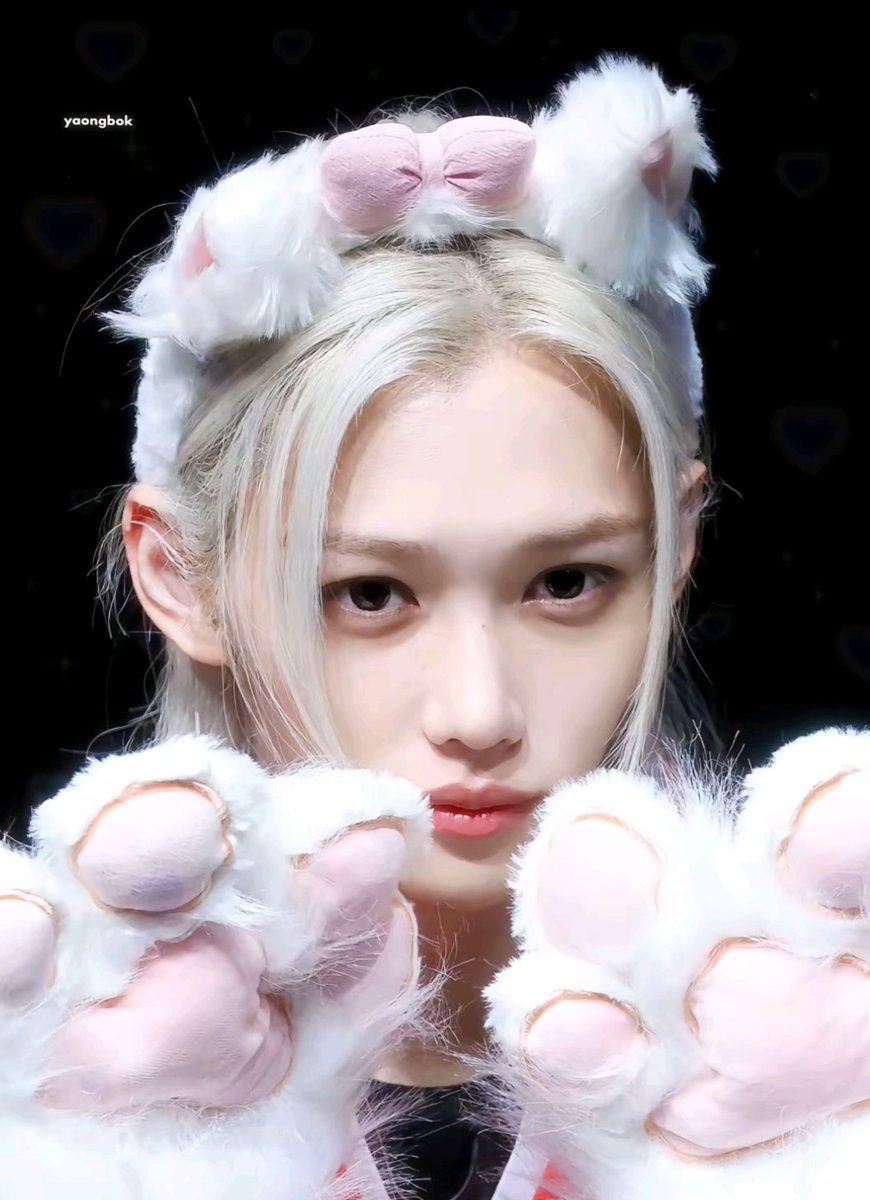 ★ (@hourlyonglix) on Twitter photo 