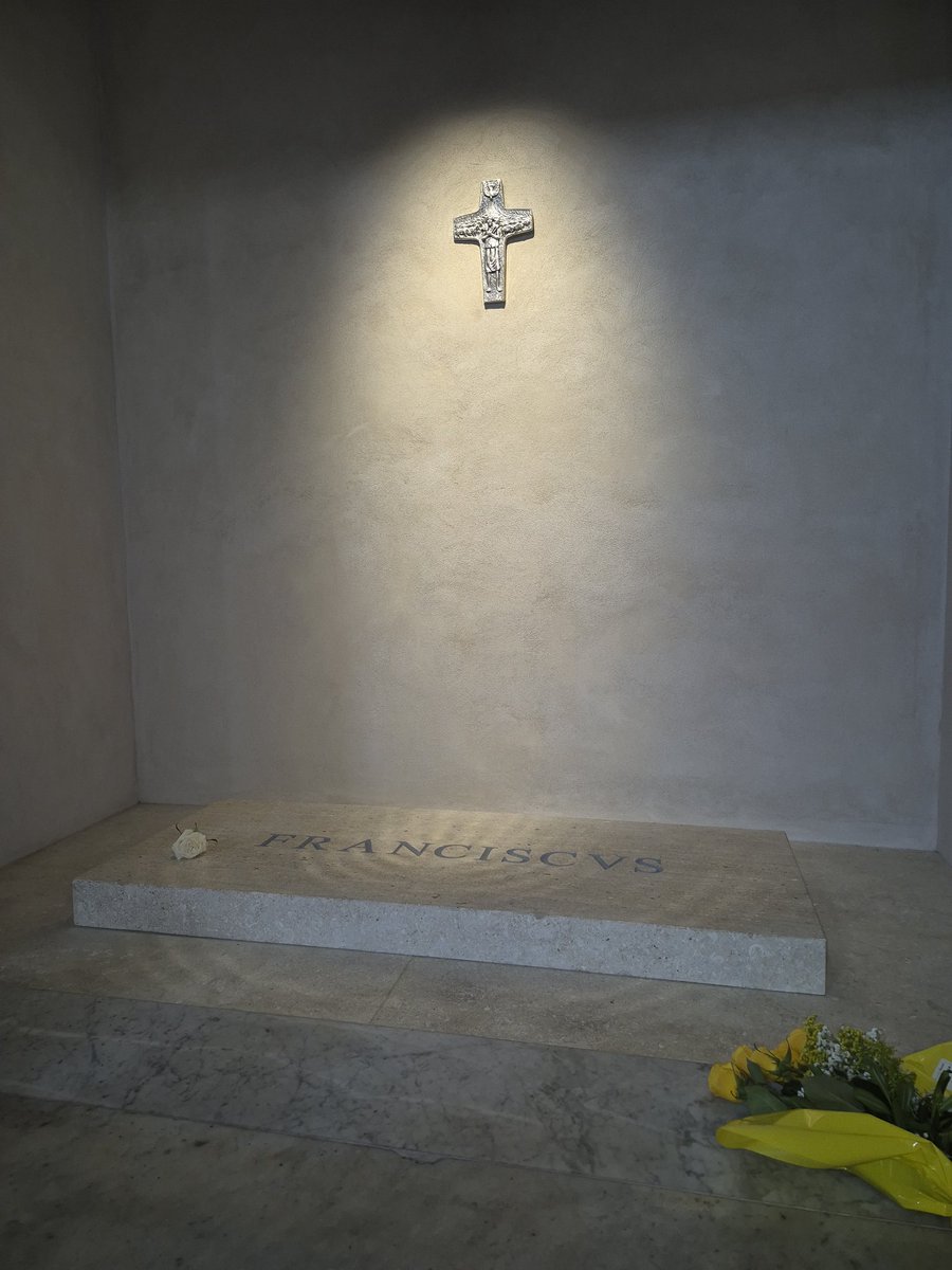 SUCAMPA's tweet photo. La tumba de Francisco https://t.co/ULHCjjV7ja
