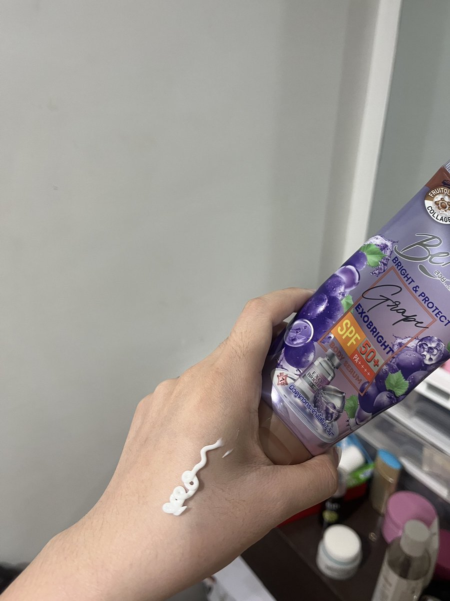 PJSahutsaya's tweet photo. พก BeNice Grape Exobright ติดตัวตลอดช่วงนี้ ✨ ขาดไม่ได้จริงๆ เนื้อเซรั่มบางเบา ซึมไว ไม่เหนียวติดเสื้อผ้า ทาแล้วผิวดูไบรท์ขึ้นเบาๆ ธรรมชาติมาก แดดเปรี้ยงแค่ไหนก็พร้อมสู้ สบายผิวสุดดด #BeNice #กันแดดเซรั่ม #ไว้รีวิวห้ามขายของโว้ยย https://t.co/z8a3MnUrLA