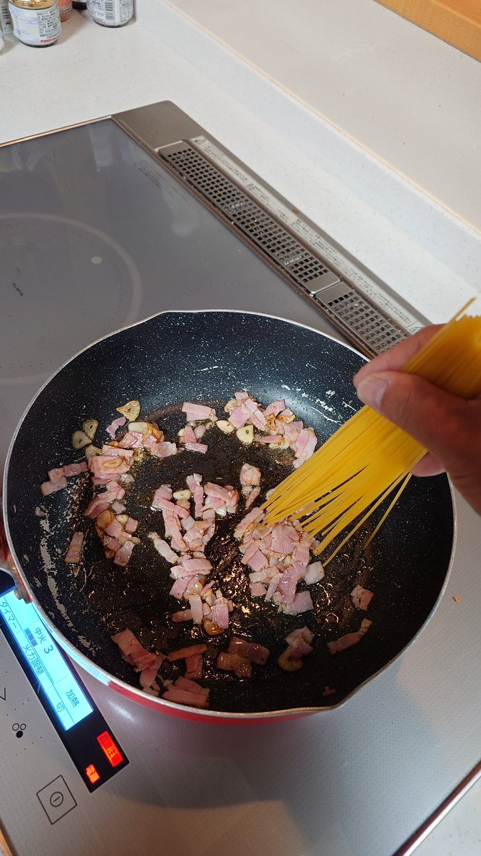 DJkutesaka's tweet photo. ニンニクとベーコン炒める時のイライラが一発解決！
パスタささらはいいぞ！！ https://t.co/dlnllDzqCj