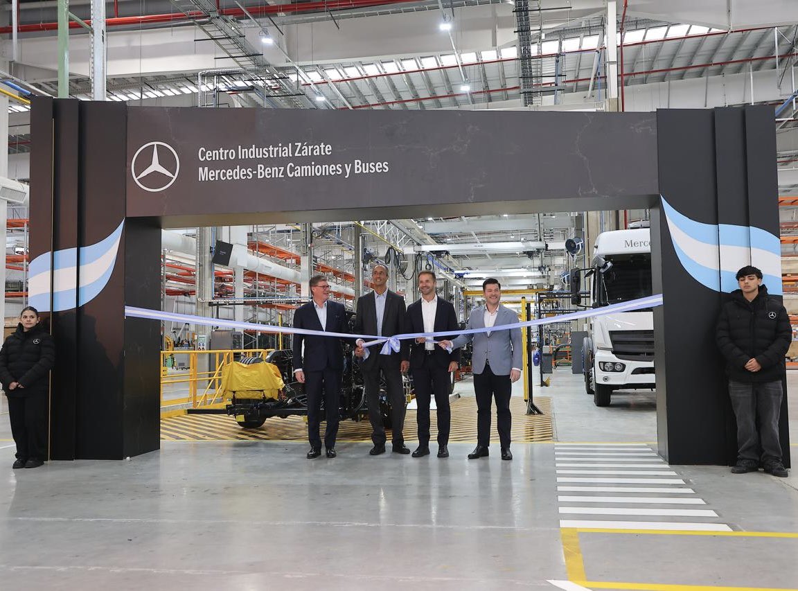 Alemania invierte en Argentina!🇦🇷🤝🇩🇪
 
Se inauguró el Centro Industrial Zárate de Mercedes-Benz Camiones y Buses. Es la primera planta automotriz construida desde cero en Argentina en los últimos 15 años. Representa más de 2.500 empleos y una inversión total de USD 110 millones.