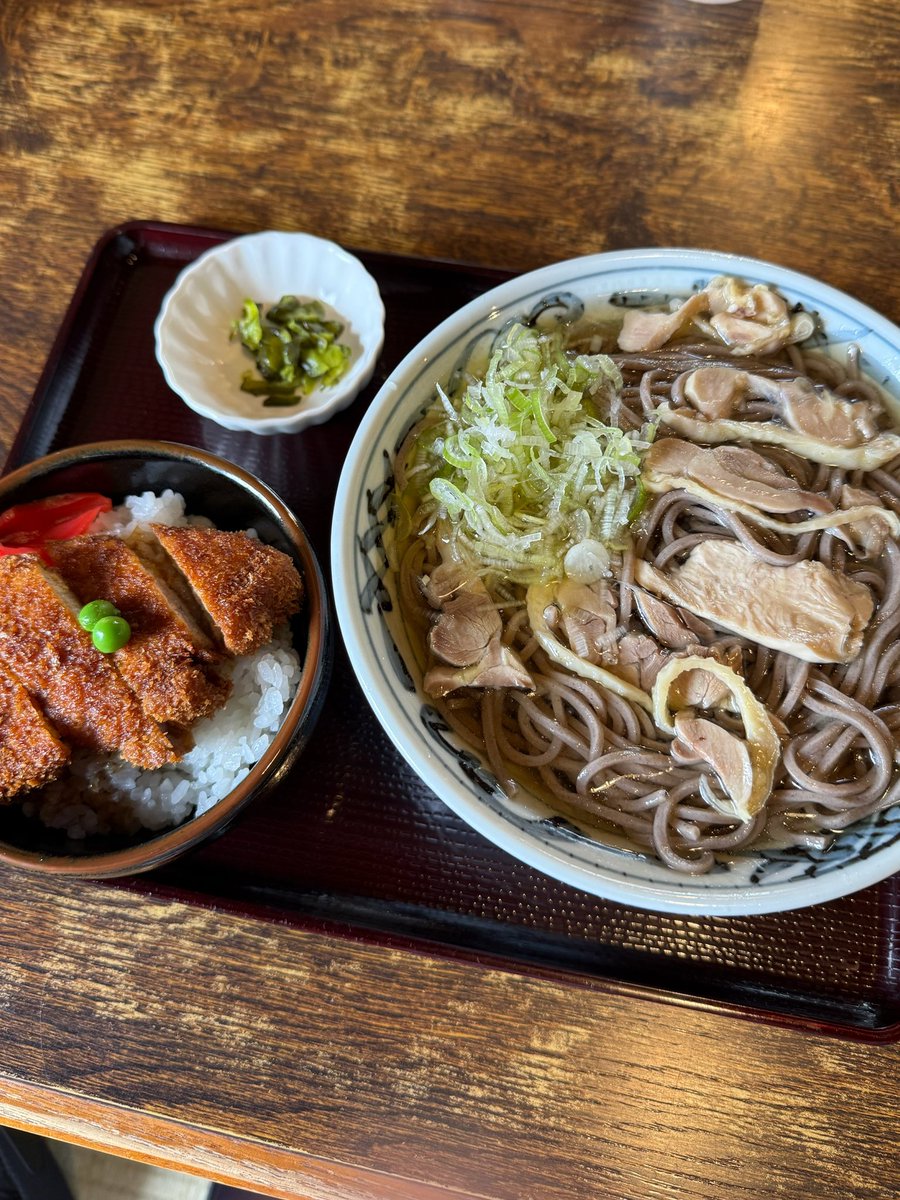echizenmesi's tweet photo. 〜本日の山形グルメ〜
本日は、肉そば発祥の地、山形県河北町の【といや】さん♪
山形のB級グルメと言えば、"冷たい肉そば"🍜
自分も最低でも月に一回は食べるリアル地元メシです🥢
セットの"ソースかつ丼"もここでしか食べれない特別な逸品✨ https://t.co/WxdIRRXBTp