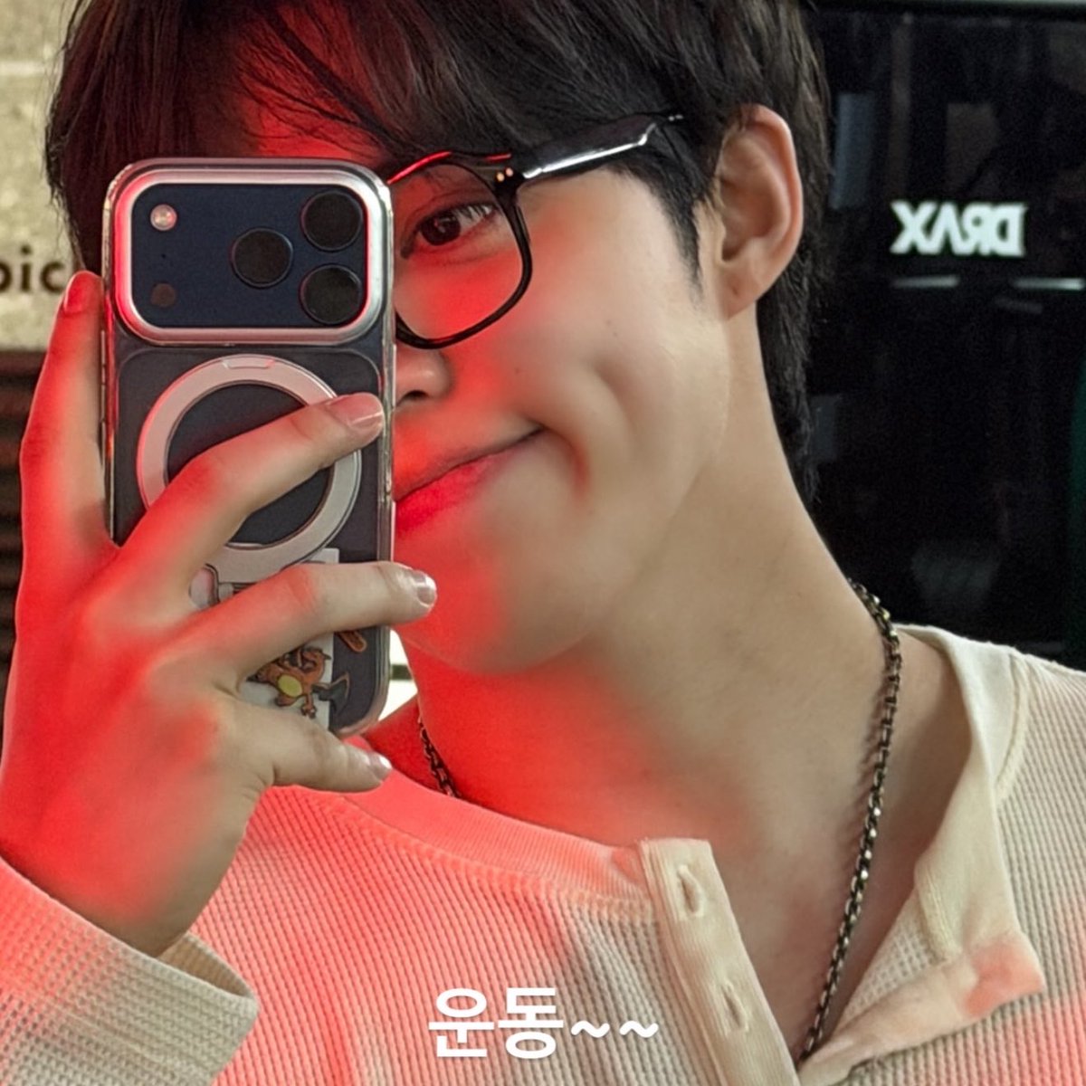 youngheehae's tweet photo. scoups selca set: isang maangas at isang may dimples 🥰 https://t.co/PaNveIkJ18