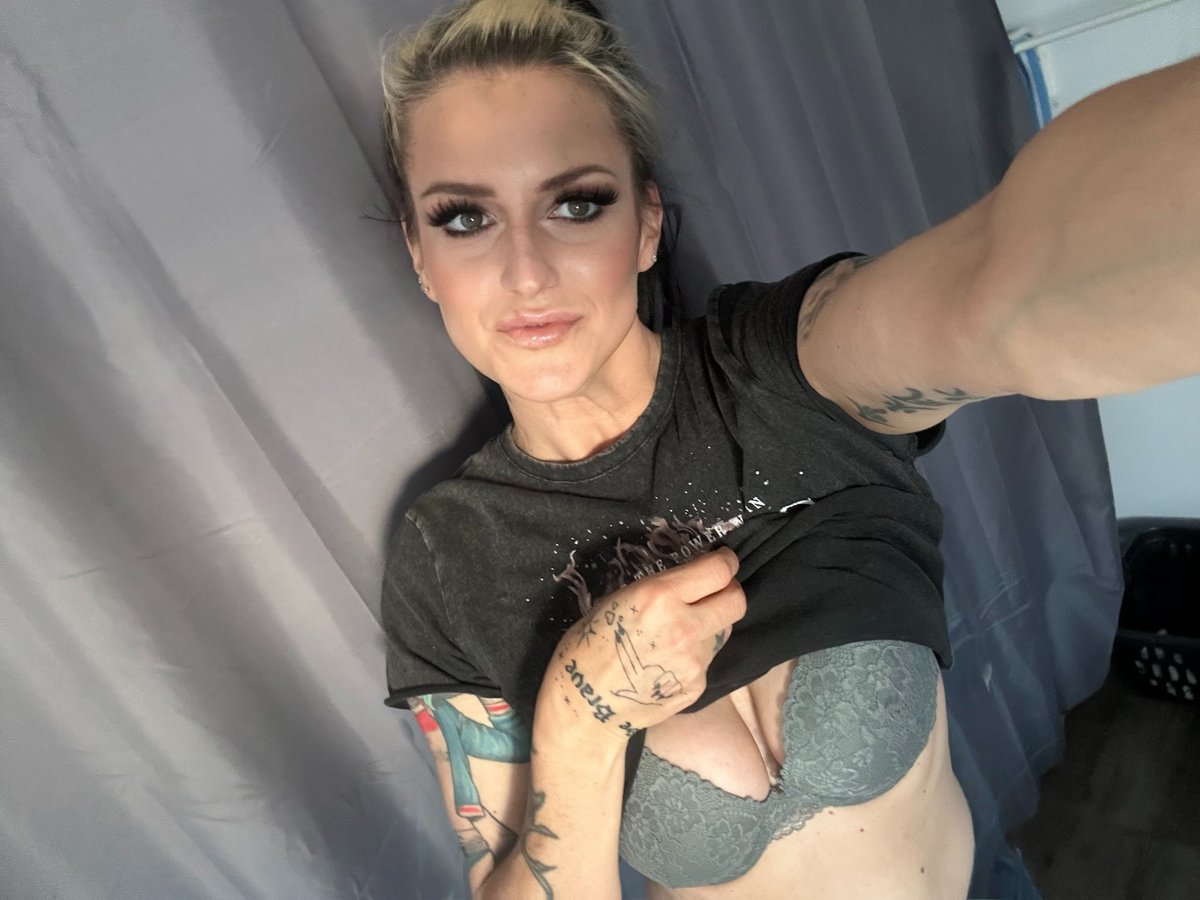 NotYourJenna_'s tweet photo. Samstag-Stimmung 😏 Ich hab Pläne für heute Abend… oder ich mach einfach gar nix und bleibe im Bett 🛏️💋 Was würdest du lieber? https://t.co/Ksn4ZH0NeE