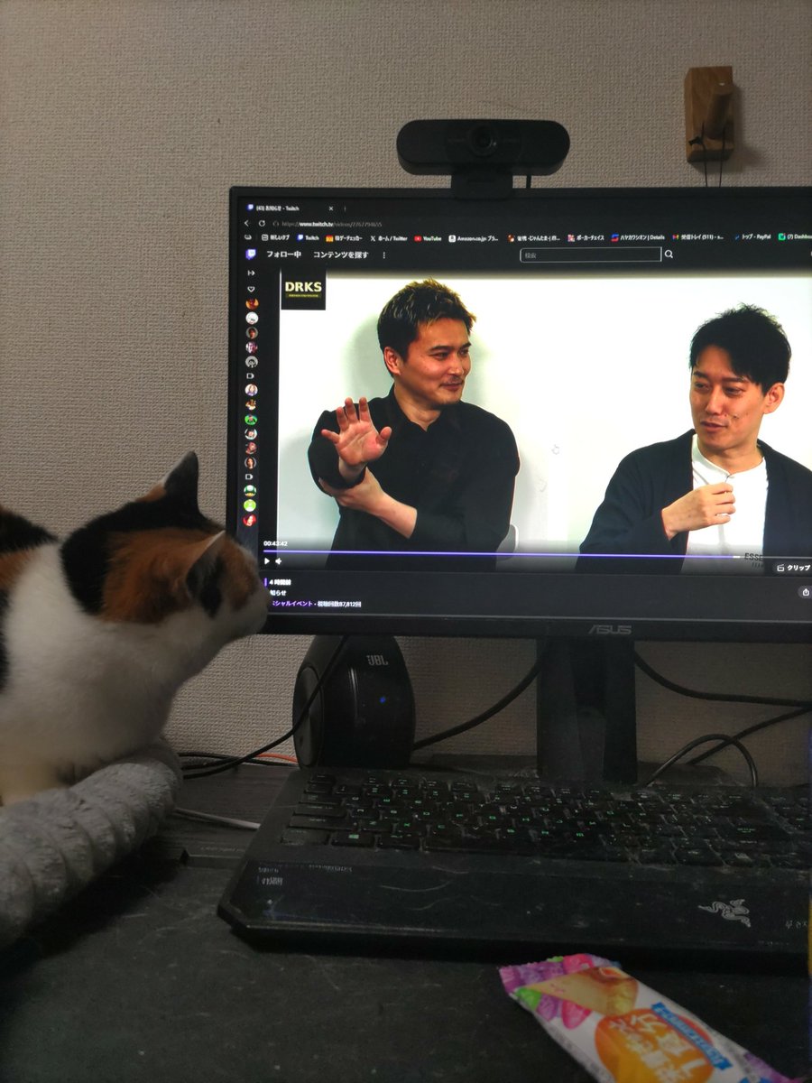shion0228_'s tweet photo. 布団ちゃんおるやんけ！ってうちの猫がなってる https://t.co/6AejWHmSkS