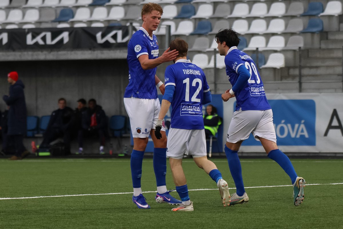 FRAMknattspyrna's tweet photo. Geggjaður sigur á Val í gær! 3-2. Það var frábær upphitun með Kristjáni Frey, Almarri Ormars, Pétri Ormslev og Jóhanni Alfreð í veislusalnum.

Kennie með fyrsta markið, Simon Tibbling skoraði úr víti og Jakob Bystrom skoraði sigurmarkið og innsiglaði sigurinn í uppbótartíma. https://t.co/qfv4uzmGhV