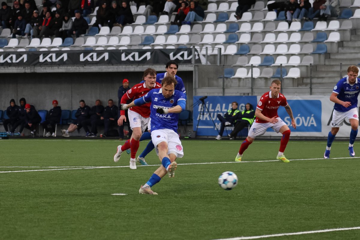 FRAMknattspyrna's tweet photo. Geggjaður sigur á Val í gær! 3-2. Það var frábær upphitun með Kristjáni Frey, Almarri Ormars, Pétri Ormslev og Jóhanni Alfreð í veislusalnum.

Kennie með fyrsta markið, Simon Tibbling skoraði úr víti og Jakob Bystrom skoraði sigurmarkið og innsiglaði sigurinn í uppbótartíma. https://t.co/qfv4uzmGhV
