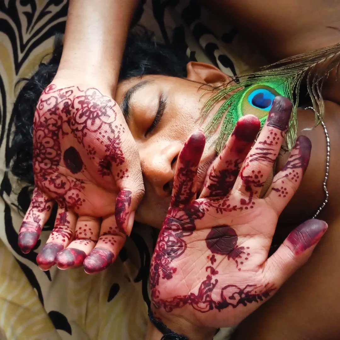 CinnamonCuntuwu's tweet photo. Why not?
#mlm #brown #mehendi 🇱🇰🏳️‍🌈
Pc- @heyimyudi https://t.co/ydVUGQpz5H
