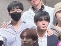 moe486_'s tweet photo. ㅋㅋㅋ그집에대문짝만하게걸려잇을법한사진같네 https://t.co/jUQqgQSzS5