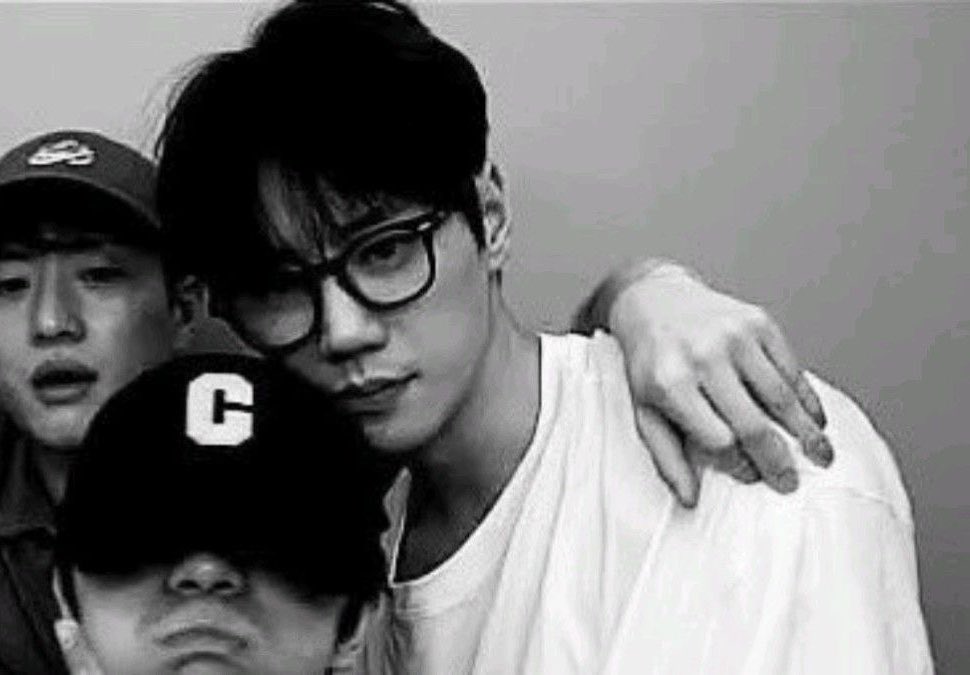babysorry013's tweet photo. 아 나 이 사진 진짜 존나존나존나존나씨발존나 좋음
대학생(그럴일은없지만) 금성제가 술먹고 친구들이랑 찍은 네컷 같고 그냥…아 표정 옷 안경 흑백 모든게 좋아 https://t.co/KpV0xnfVkR