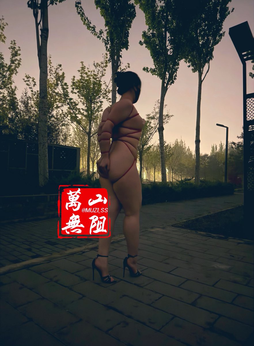 MUZI_Ss's tweet photo. 说好久都没有修饰性捆绑了…今天就随意的修饰一下。哦，忘了说。也得加直臂！ #绳艺 #直臂 #户外 #捆绑 https://t.co/GA1FDhgKue