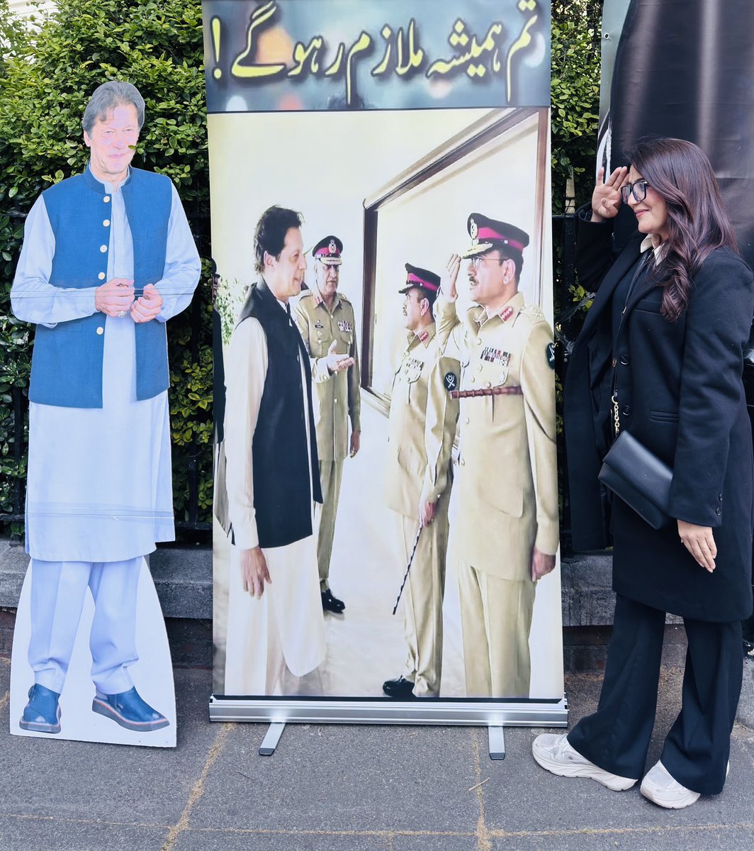 SaraMirGilgity's tweet photo. تم ملازم ہو تم ملازم تھے تم ملازم رہو گے لیڈر ہمیشہ لیڈر رہتا ہے💞👊 https://t.co/ejdtzvAIeV