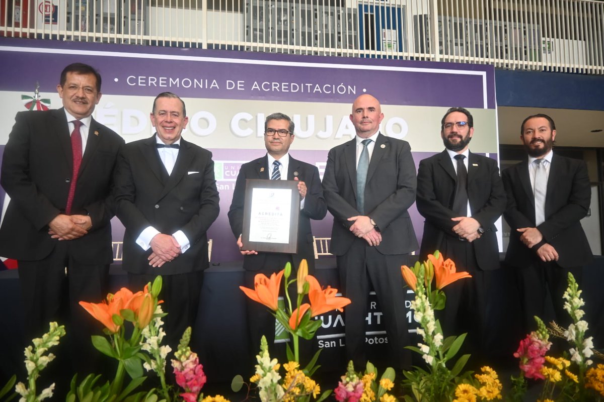 AComaem's tweet photo. 🎓🏅 Entrega de placa de acreditación en San Luis Potosí

Ayer 8 de mayo, el COMAEM realizó la entrega de la placa de acreditación al Programa Educativo de Médico Cirujano de la Escuela de Medicina de la Universidad Cuauhtémoc, Campus San Luis Potosí, reconociendo su compromiso con la calidad y la excelencia en la educación médica. 🩺📜

El presídium estuvo conformado por el Lic. Francisco Martínez Becker, Rector; el Dr. Francisco J. Tobias de la Torre, Vicerrector; el Dr. Jorge Javier Jaramillo de la Torre, Director saliente de la Escuela de Medicina; el Dr. Andreu Comas García, Director entrante; y el Dr. Juan Hernández Hernández, Director General de Acreditaciones de COMAEM.

La placa fue entregada por el Dr. Julio César Gómez Fernández, Presidente del COMAEM. 🤝✨

👏 Felicitamos a la institución por este importante logro académico.

#COMAEM #UniversidadCuauhtémoc #SanLuisPotosí #EducaciónMédica #Acreditación #CalidadAcadémica #FormaciónMédica