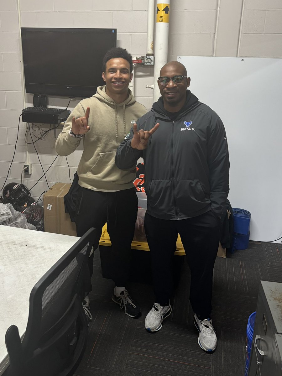 JamisonWeb91859's tweet photo. Thank you for coming to visit me at school @coach_cope 🙏 It was great to finally meet you in person and talk ball 🏈 I really look forward to coming up to campus! #UBhornsUP🤘#BullMarket📈

@UBFootball @Pete_Lembo @coach_graves_ @coach_cope @CoachNTrawick @ronwhitcomb @Beavercreek_FB @CoachHauk