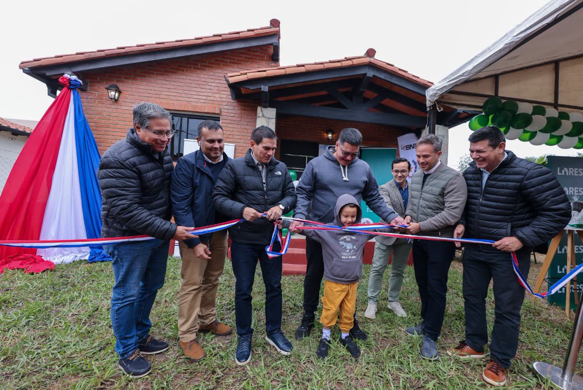 muvhpy's tweet photo. 📌 San Lorenzo

El ministro @juancbaruja junto al viceministro Víctor Villasboa, Juan García, de la AFD; representantes del BNF y de la Desarrolladora Lares, hizo entrega de su vivienda a Esteban y su hijo, quienes accedieron a su primera casa propia en la ciudad de San Lorenzo. https://t.co/5VxiQtNKal