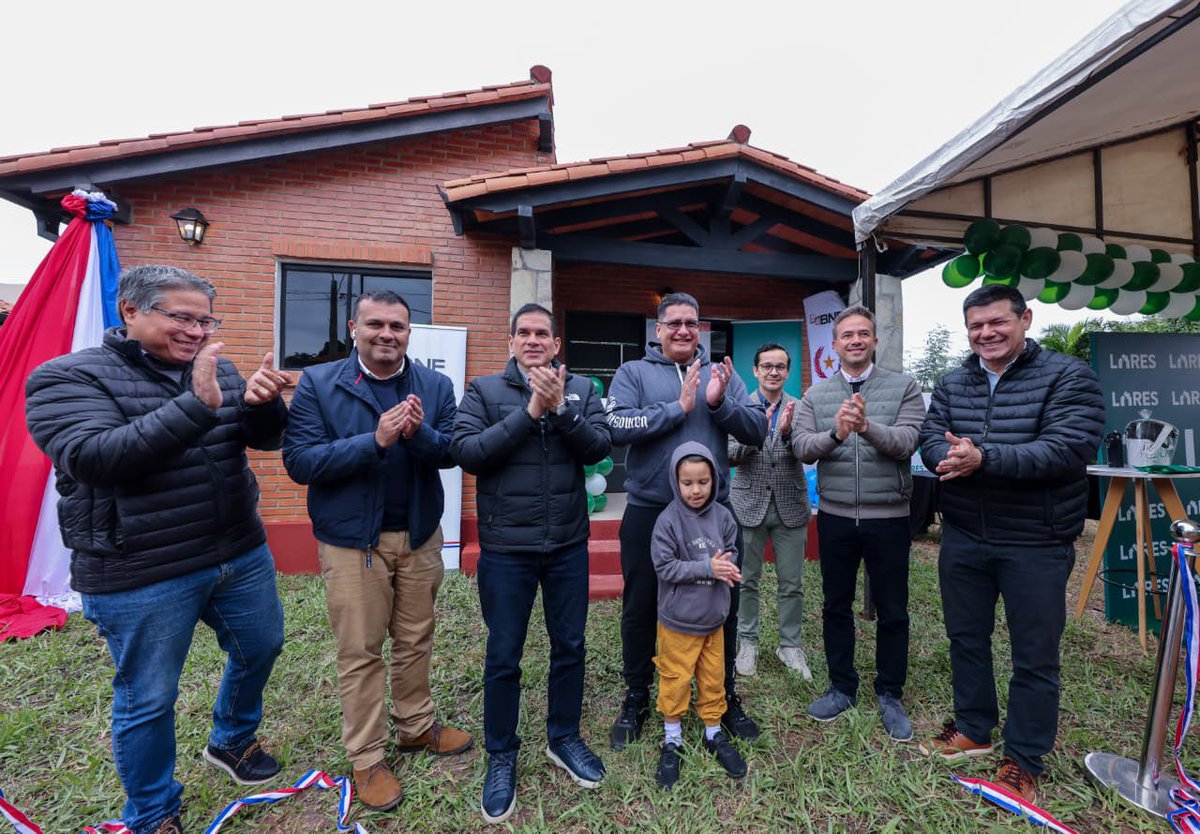 muvhpy's tweet photo. 📌 San Lorenzo

El ministro @juancbaruja junto al viceministro Víctor Villasboa, Juan García, de la AFD; representantes del BNF y de la Desarrolladora Lares, hizo entrega de su vivienda a Esteban y su hijo, quienes accedieron a su primera casa propia en la ciudad de San Lorenzo. https://t.co/5VxiQtNKal