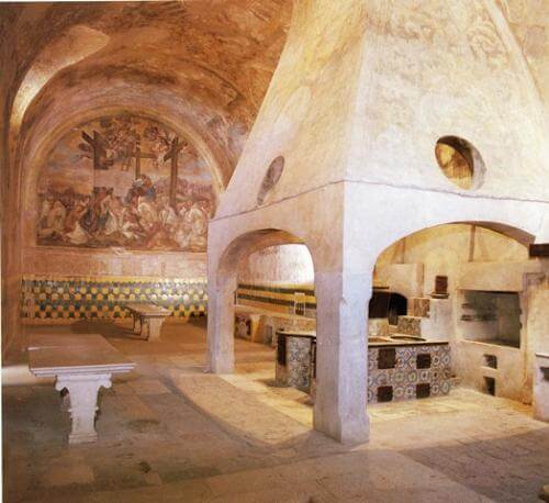 La belleza de las cocinas abaciales. Aquí la de la Cartuja de Pavía, en Italia. Hay que imaginar cómo sería cuando los frescos aún conservaban todo su color.