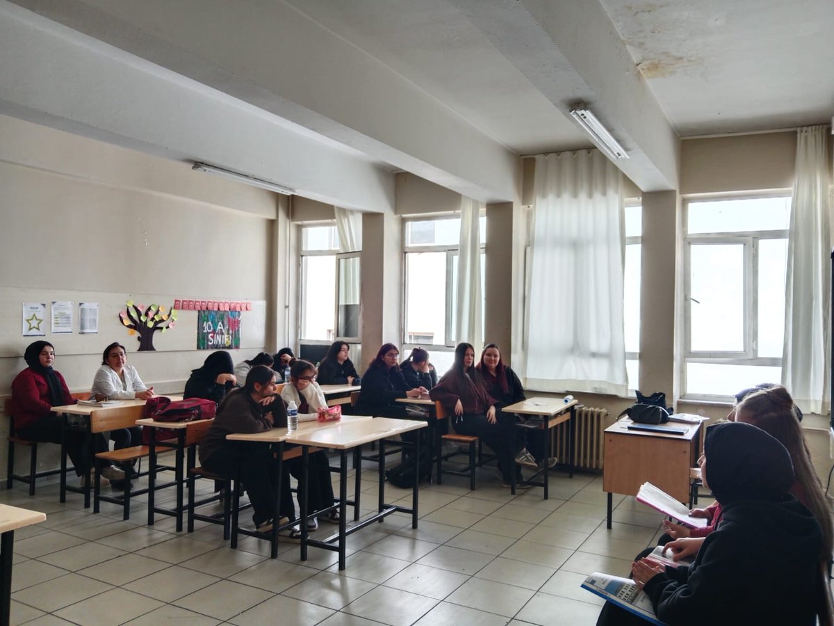 karabukktml's tweet photo. 11 A sınıfı Erasmus programı kapsamında yurt dışı stajında edindikleri  bilgi beceri ve deneyimlerini 10 A sınifı ile paylaşarak ben her yerde varım dedi https://t.co/HMewECximU