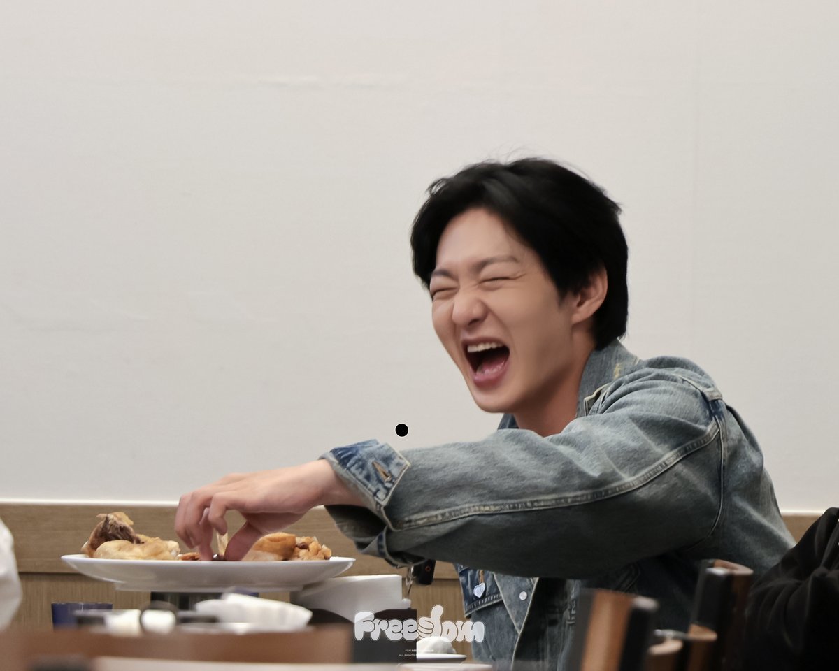 자유 tweet media