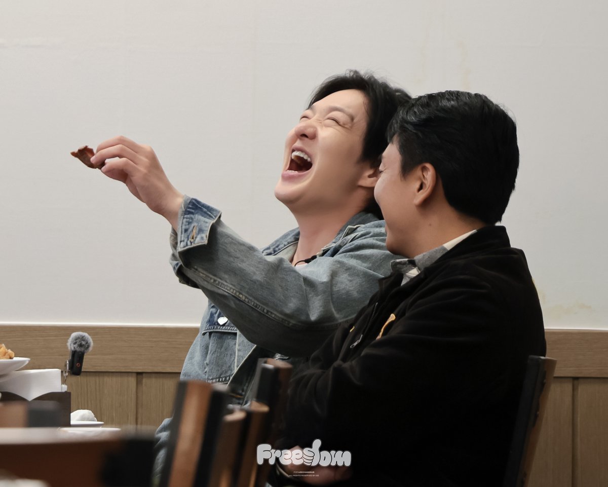 자유 tweet media