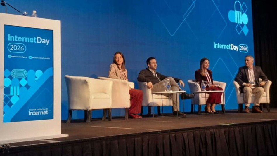 ZiliottoSergio's tweet photo. SINERGIA PUBLICO PRIVADA.

La Pampa, ejemplo en materia de conectividad.

En el marco del Internet Day 2026, uno de los encuentros más influyentes de la Argentina en materia de conectividad, organizado por la Cámara de Internet, la provincia de La Pampa fue reconocida como un caso de éxito en la expansión de la cobertura móvil hacia todas sus localidades.

El ejecutivo de la Empresa CLARO destacó que el modelo tradicional de despliegue, condicionado por la rentabilidad comercial, suele dejar fuera a las comunidades más pequeñas.

Sin embargo, la alianza en La Pampa permitió superar esas limitaciones, logrando mayor eficiencia y rapidez en la implementación. "La eficiencia financiera y la equidad social no son excluyentes; en La Pampa funcionaron como puente hacia el futuro", afirmó.

Además, adelantó que este proyecto “está abierto” a replicarse en otras provincias, lo que abre la puerta a un cambio estructural en la manera de pensar la conectividad en Argentina.

Fuente👉 https://t.co/l3Ow4LbXeJ