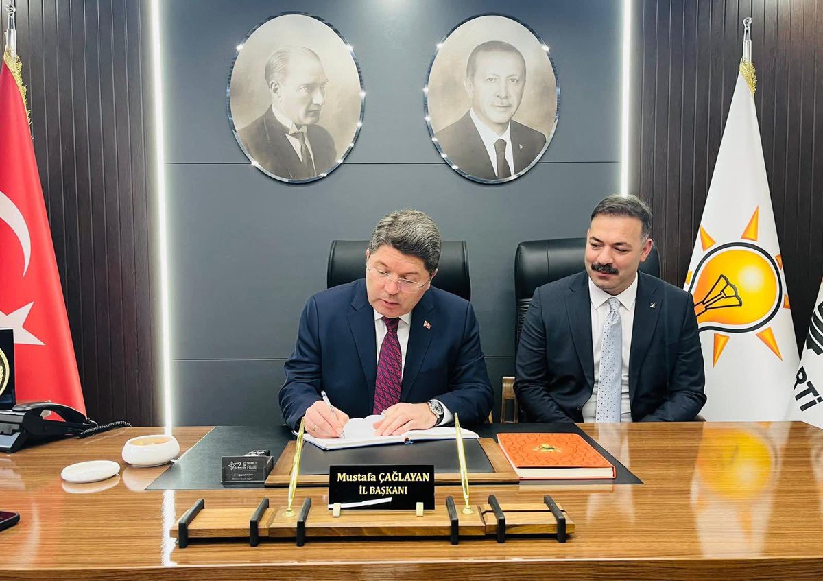 ak_kadin67's tweet photo. Programları kapsamında şehrimize teşrif eden önceki dönem Adalet Bakanımız, kıymetli hemşehrimiz Yılmaz Tunç’u teşkilatımızda ağırlamaktan memnuniyet duyduk.

Teşkilat mensuplarımızla bir araya gelerek şehrimize, teşkilat çalışmalarımıza dair verimli istişarelerde bulunduk. https://t.co/lpXVZObmUH